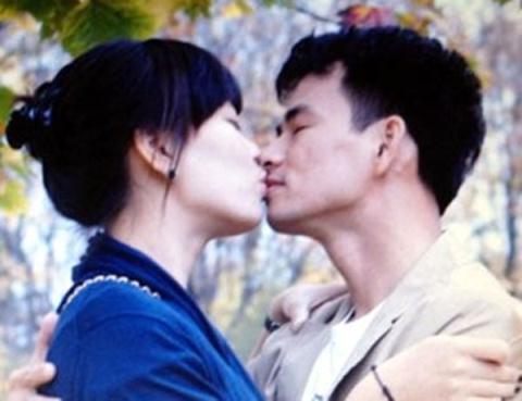 Bức ảnh chưa từng thấy của Xuân Bắc: Khóa môi vợ đắm đuối.