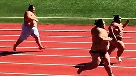 Cậu học sinh cụt chân gây sốt mạng khi... thi chạy-1