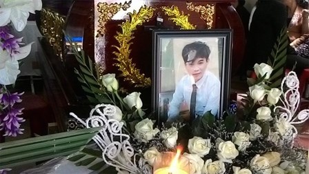 Kẻ đâm chết nam thanh niên ở vòng xoay mặc áo hai dây đen, quần sọc trắng