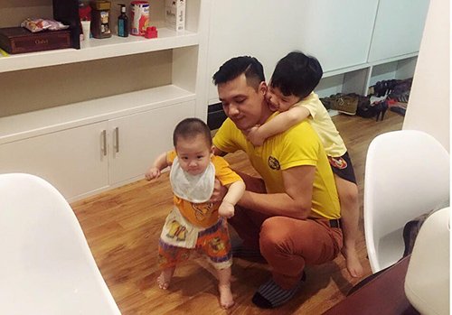 Ông xã nữ diễn viên Cầu vồng tình yêu chăm con rất khéo và chu đáo.