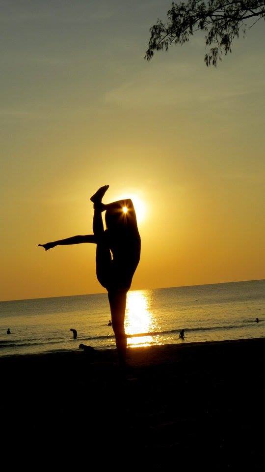 Đường cong quyến rũ khi mặc bikini thực hiện các động tác yoga đầy uyển chuyển khiến nhiều chị em phải ngưỡng mộ