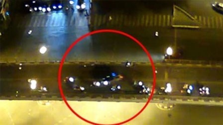 Tài xế taxi nhảy cầu sau tai nạn để bảo vệ vợ con?