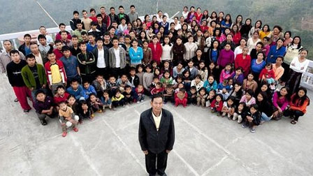 Cuộc sống bên trong căn nhà 100 phòng của cụ ông lấy 39 vợ: Đại gia đình ăn 30 con gà, 60kg khoai tây và 1 tạ gạo một buổi tối-10