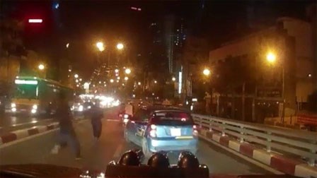 Dân mạng mổ xẻ mâu thuẫn lời khai vụ tông xe trên cầu vượt