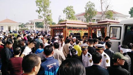 Vụ chồng đầu độc vợ con rồi tự tử: Cùng quẫn hay tột cùng tội lỗi?