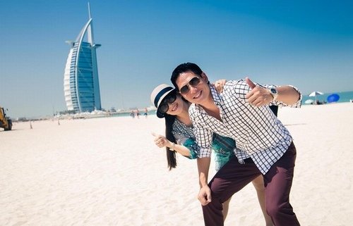 Vợ chồng Bình Minh từng sang Dubai theo chương trình của một nhãn hàng. Cả hai ghi lại những khoảnh khắc hạnh phúc trên bãi cát dài trắng đầy thơ mộng của thành phố xa hoa.