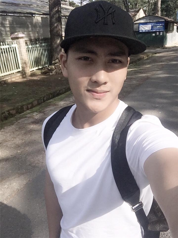 Anh chàng cảnh sát giao thông điển trai Thái Bá Nam đã làm “náo loạn” cộng đồng mạng bởi những bức hình cực nam tính và cuốn hút.