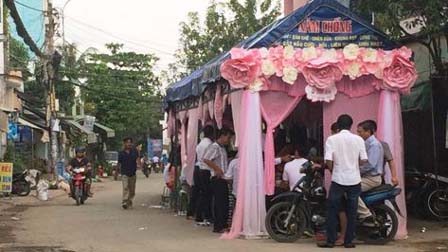 Rạp cưới chình ình giữa quốc lộ, ngàn xe vun vút lao qua-8