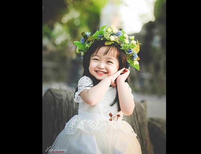 Từng được đông đảo cư dân mạng đặt cho biệt danh: thiên thần váy trắng, cô bé có nụ cười thiên thần... bé Susu cũng thường xuyên nhận được lời mời chụp hình thời trang, quay quảng cáo.