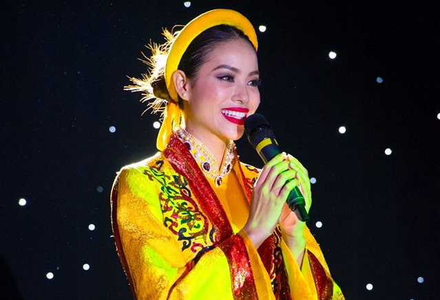 Phạm Hương mặc áo dài vàng hát Dạ cổ hoài lang trong đêm thi tài năng