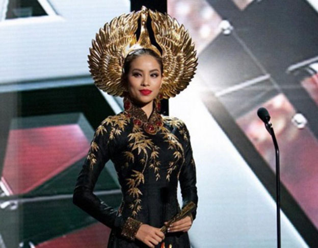 Phạm Hương đẹp lộng lẫy trong trang phục áo dài mạ vàng tại Miss Universe