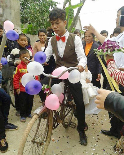 Chú rể Trần Đình Quang 21 tuổi đưa cô dâu và cô dâu Nguyễn Thúy Tĩnh 18 tuổi về dinh bằng chiếc xe đạp “cà tàng”, cô dâu đi dép tổ ong giản dị.