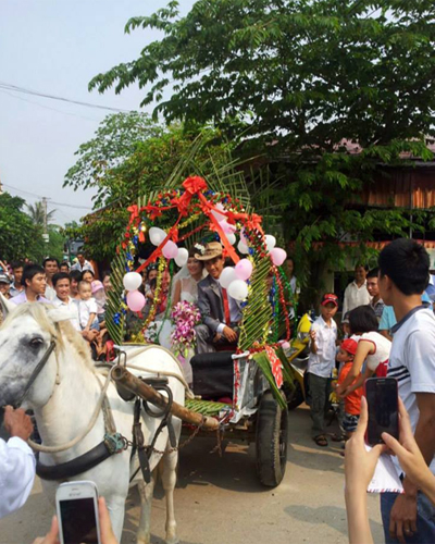 Người dân ngỡ ngàng vì đám cưới "độc" bằng xe ngựa tại Thanh Hóa.