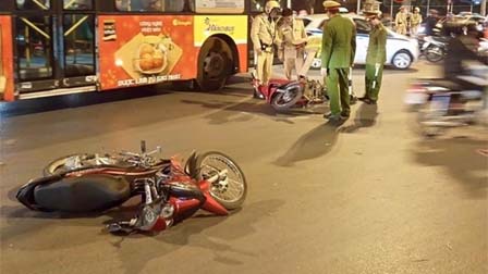 Xe điên lao vào dòng người đi xe máy-1