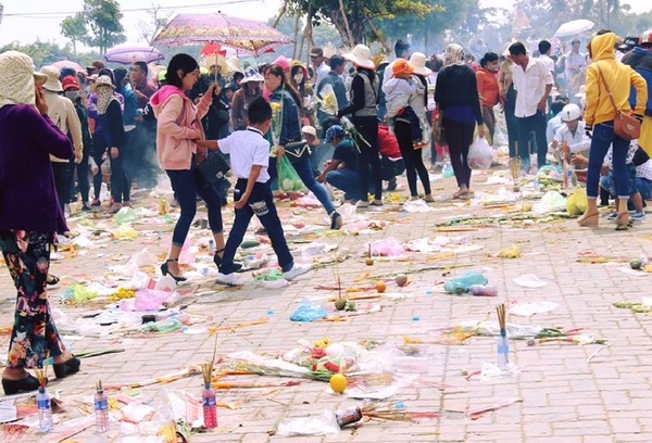 Khung cảnh lộn xộn, bát nháo của người đi lễ chùa ở Bạc Liêu. (Nguồn ảnh: Dung Dinh)