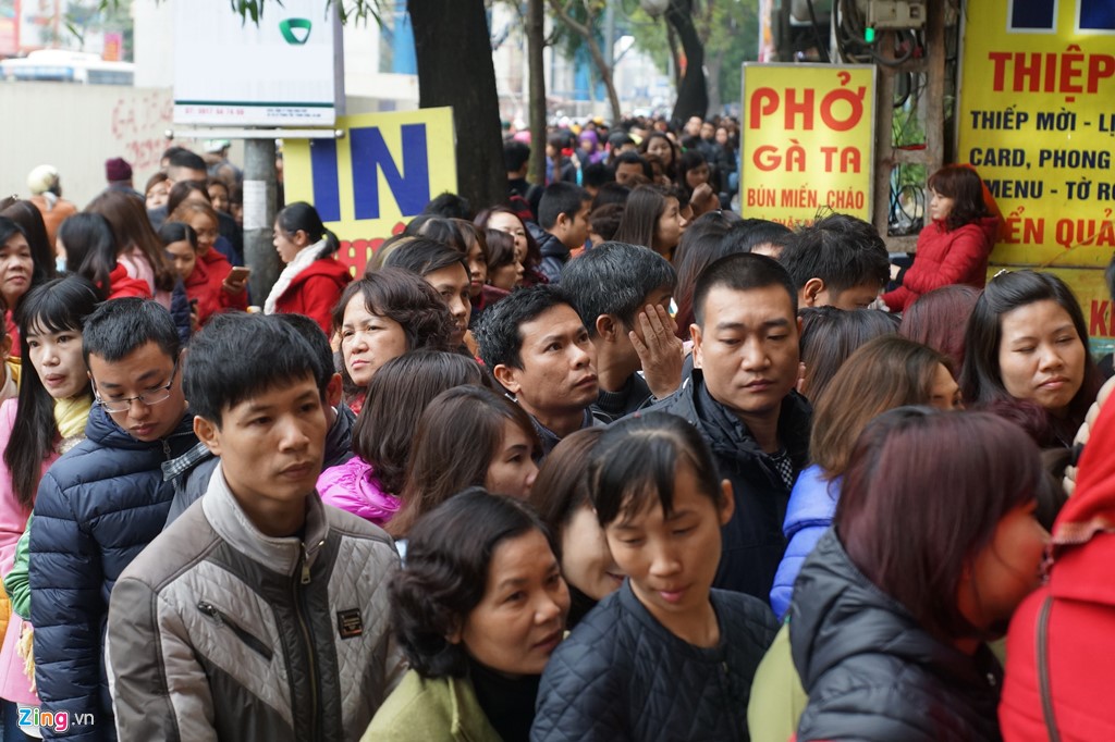 Tại một cửa hàng bán vàng khác trên phố Cầu Giấy 9h sáng 17/2, dòng người xếp hàng đông nghẹt bên ngoài. Ảnh: Duy Hiếu.