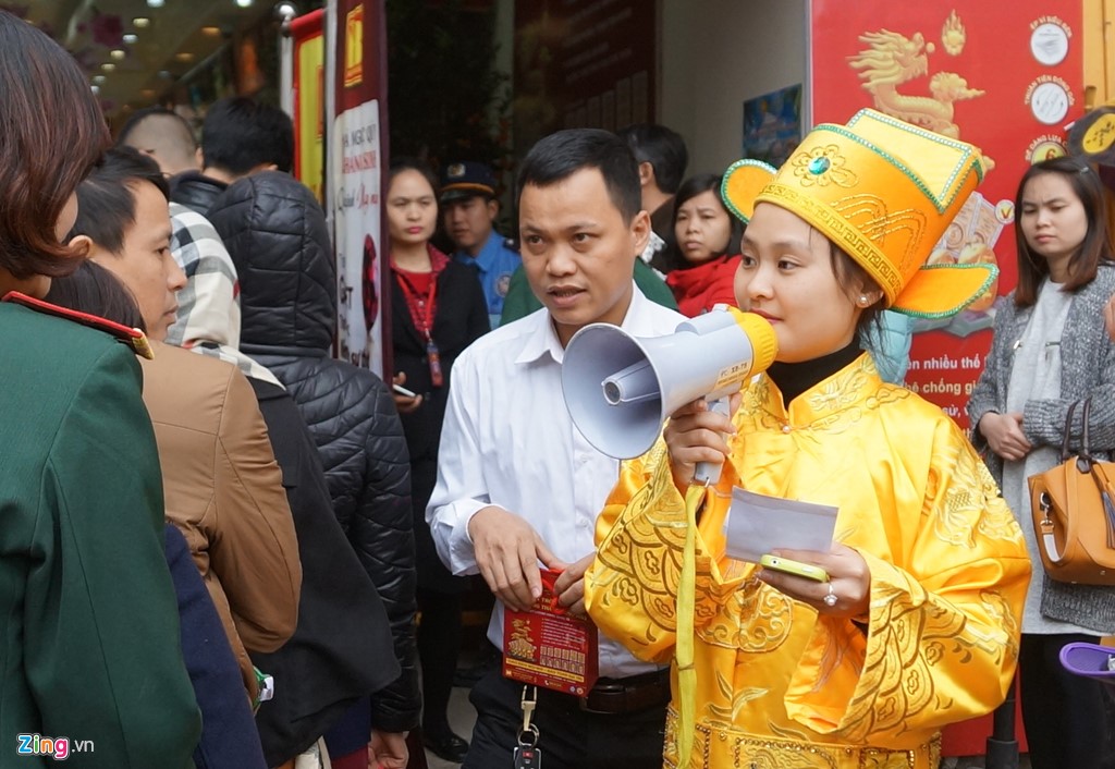 Đội ngũ nhân viên mặc trang phục màu vàng đón tiếp khách ngoài vỉa hè. Ảnh: Duy Hiếu.