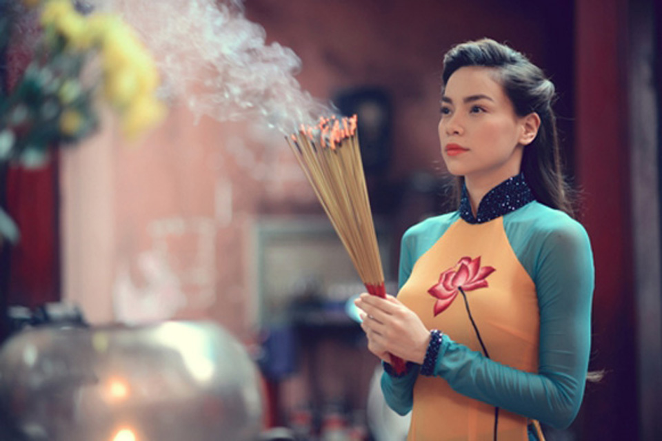 Hồ Ngọc Hà kiêu sa trong áo dài truyền thống khi đi lễ chùa