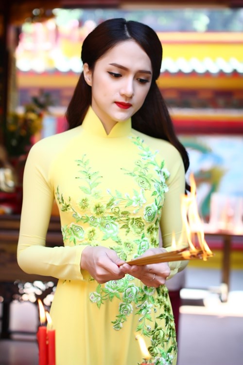 Hương Giang Idol thướt tha áo dài đi lễ chùa