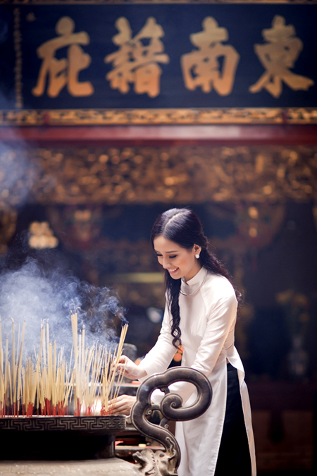 Mai Phương Thúy mặc áo dài trắng vãn cảnh chùa