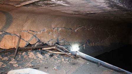 Khoảnh khắc tàu khổng lồ đâm sập bờ kè, du khách bỏ chạy tán loạn-1