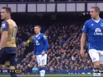 Thắng dễ Everton, HLV Wenger lại nói về ngôi vô địch