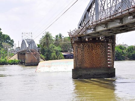 Hiện trường sập cầu Ghềnh ở Đồng Nai