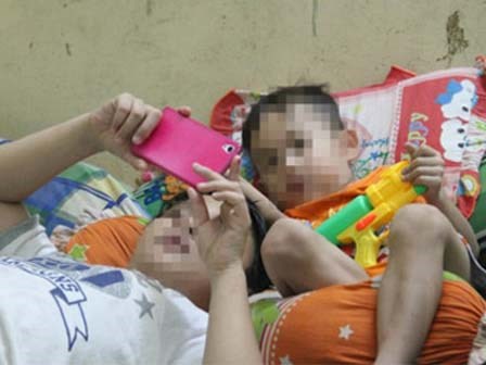 CA truy tìm 2 thanh niên giật con từ tay mẹ giữa phố