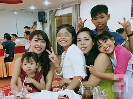 Bé gái lớp 3 bị người lạ lừa lên xe chở đi rồi cướp nữ trang