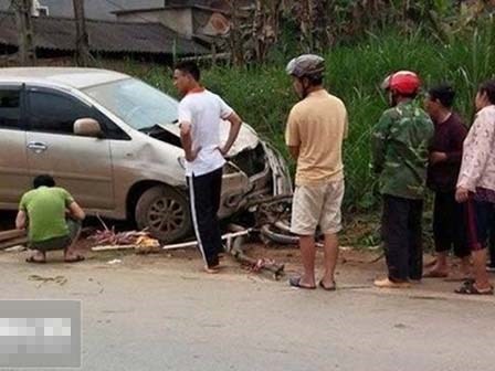 Ô tô cuốn xe máy vào gầm, 2 cháu nhỏ tử vong tại chỗ