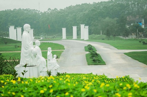 Vị trí an nghỉ của nhạc sĩ Trần Lập tại đồi Kim Quy có tượng Địa Tạng Vương Bồ Tát.