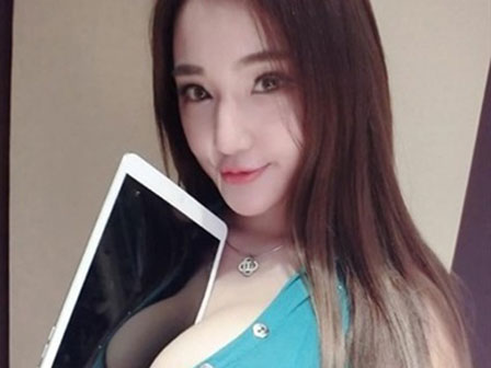 Cô gái 25 tuổi này khiến cư dân mạng Trung Quốc được một phen “ngất ngây” khi khoe ảnh mình đang nâng đồ vật bằng… ngực.