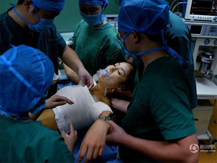 Người mẫu xinh đẹp công khai quá trình phẫu thuật nâng ngực đầy đau đớn