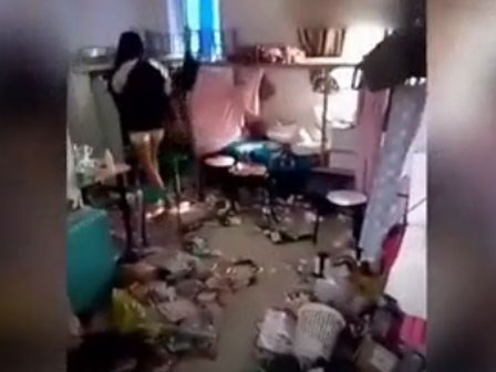 Hãi hùng cảnh tượng ký túc xá bẩn của nữ sinh Trung Quốc