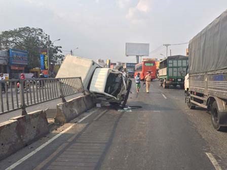 Xe buýt đâm xe tải lật nhào, 4 người mắc kẹt kêu cứu