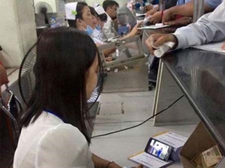 Bắt bệnh nhân đợi suốt 4 giờ vì bận