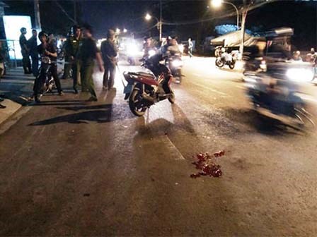 4 người đi xe máy đâm gục thanh niên trên đường