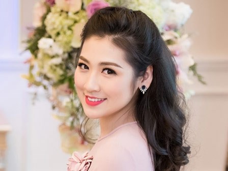 Á hậu Tú Anh mang đồng hồ nửa tỷ đi sự kiện