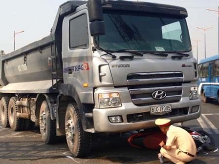 2 cô gái sống sót kỳ diệu dưới gầm xe ben