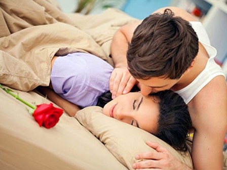 Hôn vợ mỗi sáng giúp chồng sống lâu hơn 5 năm