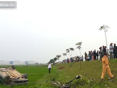 Va chạm kinh hoàng, xế hộp và xe máy cùng bay xuống ruộng lúa