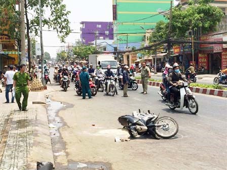 7 phút hoảng loạn khi hai cô gái bị tạt axit tại Sài Gòn