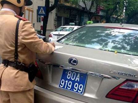 Cận cảnh công nghệ sản xuất biển số xe giả y như thật-1