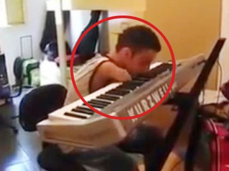 Xúc động với màn biểu diễn piano của cậu bé cụt 2 tay