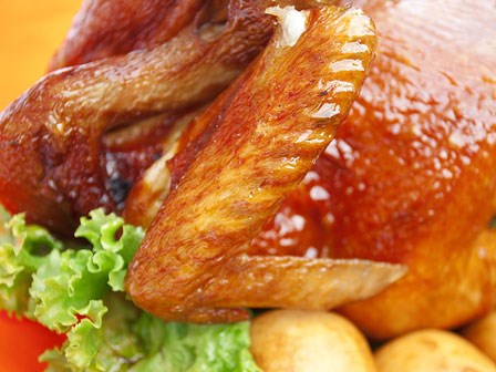 Sự thật ghê người đằng sau những con gà quay giá rẻ giật mình