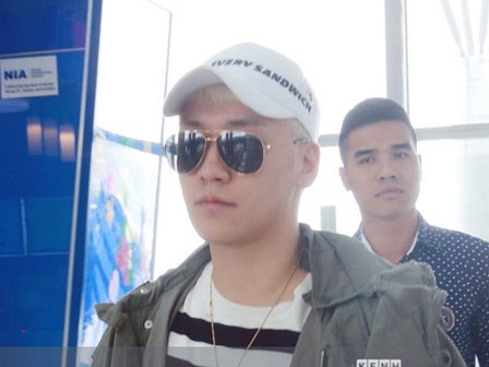 Seung Ri bất ngờ xuất hiện ở sân bay Nội Bài vào trưa nay