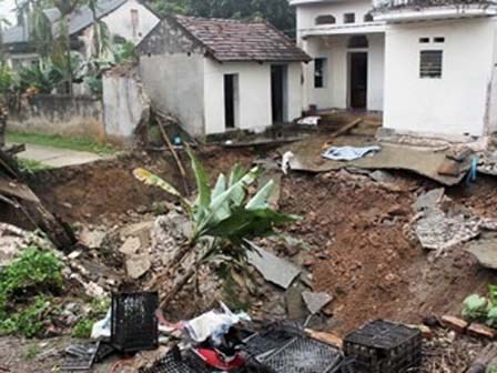 'Hố tử thần' xuất hiện ở Hà Nội, nhiều hộ dân phải sơ tán