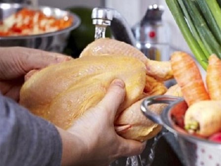 Thực hư việc rửa thịt gà trước khi nấu có thể gây chết người