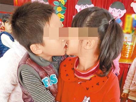Sốc với hình ảnh trẻ mẫu giáo hôn nhau