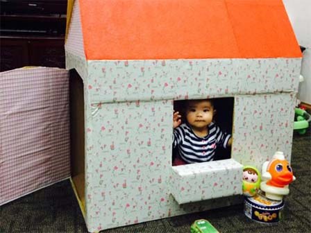 Cha mẹ Việt ‘sốt’ làm nhà đồ chơi bằng bìa chỉ 5000 đồng cho con